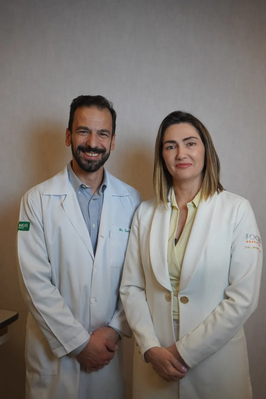 Dr. Túlio e Dra. Janaina Paiato sorrindo no consultório