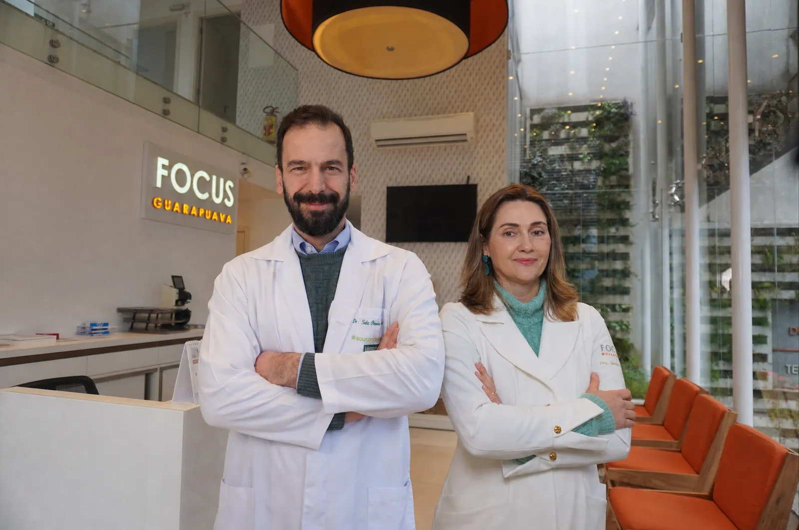 Dr. Túlio Pereira Paiato e Dra. Janaina Zamuner Sanchez Paiato na recepção da Focus Guarapuava