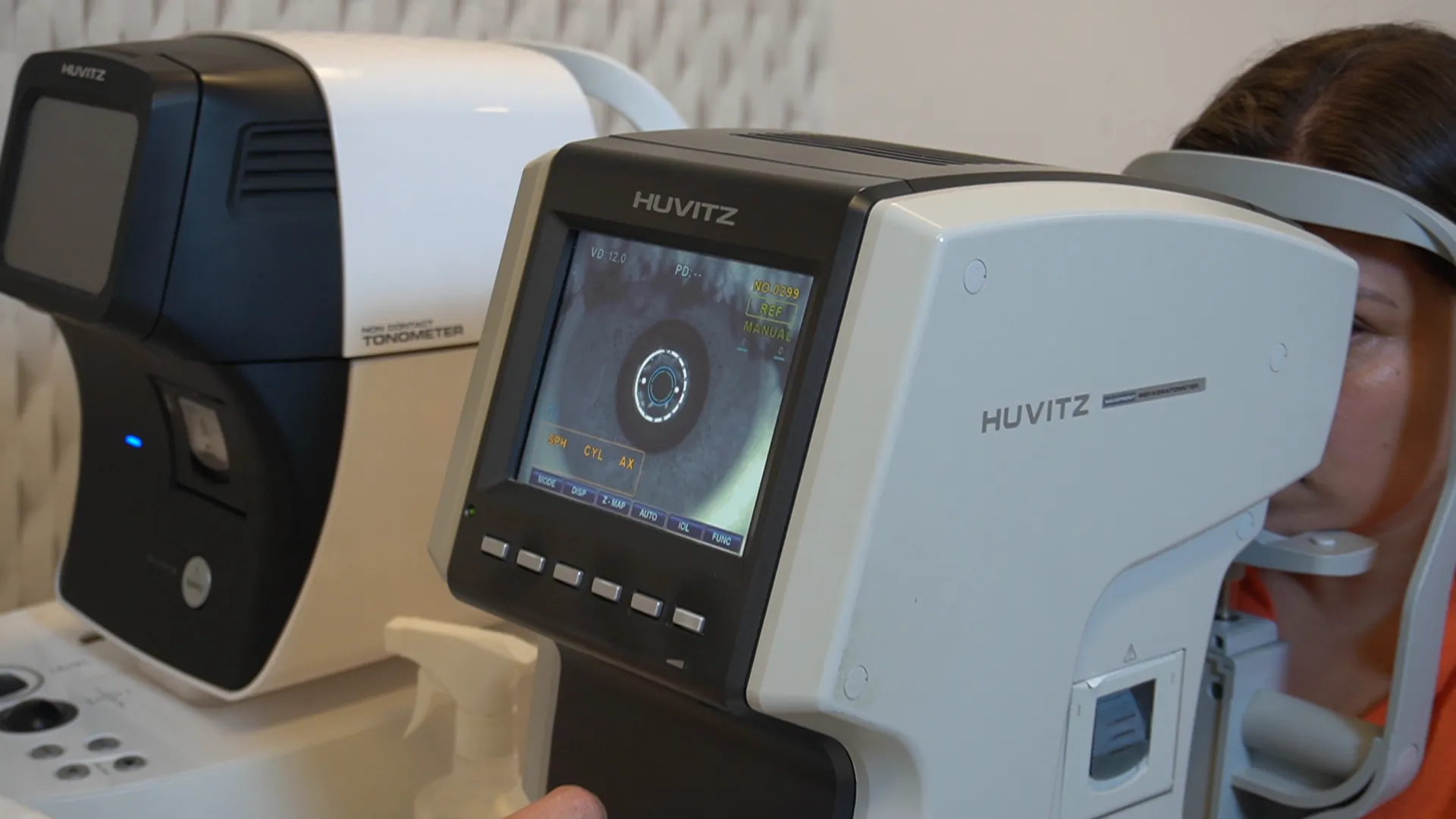 Exame de vista com equipamento digital na Focus Guarapuava